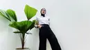 Kemeja putih dengan detail motif lucu di lengan sangat cocok untuk dipadu padankan dengan celana dan jilbab hitam, lho. (instagram/ayudiac)