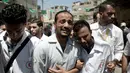 Paramedis Palestina berduka saat pemakaman rekan mereka, Abdullah al-Qutati yang meninggal ditembak tentara Israel, Rafah, Jalur Gaza, Sabtu (11/8). Beberapa waktu lalu Israel juga menembak mati paramedis Gaza, Razan al-Najjar. (AP Photo/Khalil Hamra)