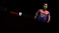 Pebulutangkis tunggal putra Indonesia, Anthony Sinisuka Ginting bertanding melawan pebulutangkis tunggal putra China, Shi Yu Qi saat laga 16 besar Indonesia Masters 2023 di Istora Senayan, Jakarta, Kamis (26/01/2023). Anthony Sinisuka Ginting kalah dua game langsung, 19-21, 16-21. (Bola.com/Bagaskara Lazuardi)