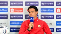 Kiper Timnas Indonesia, Nadeo Argawinata, dalam sesi konferensi pers di Stadion Pakansari Bogor, Minggu (26/7/2026), jelang pertandingan melawan Kamboja di Piala AFF 2026. (Bola.com/Nandang Permana)