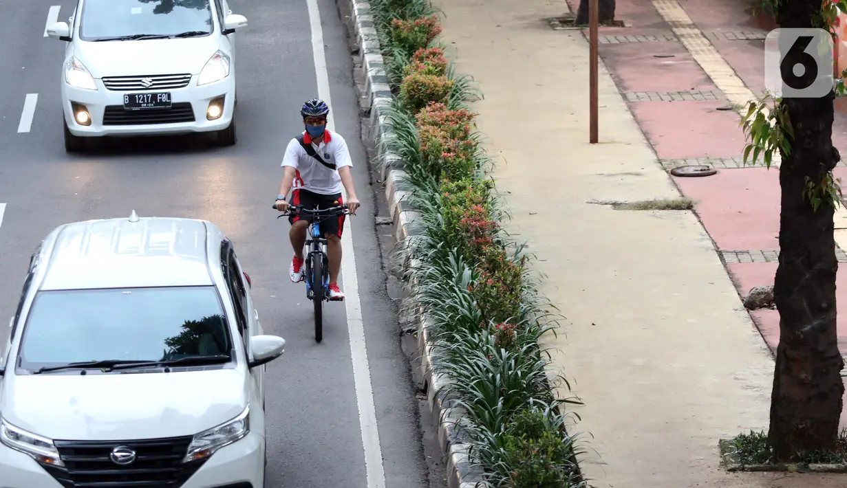 Pesepeda melintasi Jalan HR Rasuna Said, Jakarta, Kamis (7/1/2021). Untuk menyeragamkan kebijakan pengendalian penyebaran COVID-19, Gubernur DKI Jakarta akan segera menerbitkan Pergub untuk Pemberlakuan Pembatasan Kegiatan Masyarakat (PPKM) pada 11-25 Januari 2021. (Liputan6.com/Helmi Fithriansyah)
