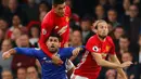 Penyerang Chelsea, Diego Costa berebut bola udara dengan pemain MU, Chris Smalling dan Daley Blind pada Liga Inggris di Stadion Stamford Bridge, London, Inggris (23/10). Chelsea menang atas MU dengan skor akhir 4-0. (Reuters/Eddie Keogh)