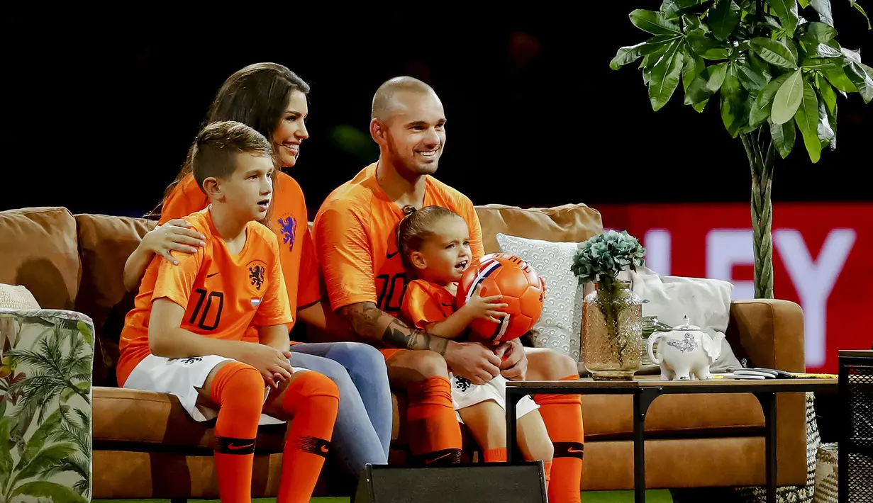 Gelandang Timnas Belanda, Wesley Sneijder bersama sang istri Yolanthe beserta anaknya Xess Xava dan Jessey usai melawan Peru di Amsterdam, Kamis (6/9). Sneijder mengakhiri kariernya setelah 15 tahun bersama Timnas Belanda. (KOEN VAN WEEL/ANP/AFP)