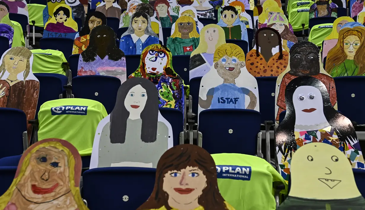 Berbagai cara kreatifitas dilakukan klub salah satunya adalah dengan menggunakan penonton palsu yang dibuat dari karton dengan gambar yang dibuat oleh anak-anak. (Foto: AFP/Pool/Tobias Schwarz)