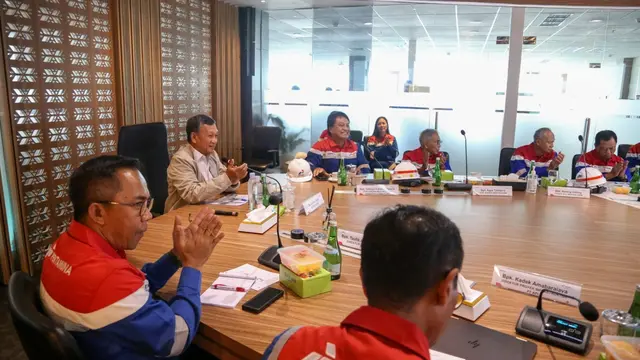 Menteri Energi dan Sumber Daya Mineral (ESDM) Arifin Tasrif berkunjung ke  Refinery Development Master Plan (RDMP) Balikpapan. (Dok Kementerian ESDM)