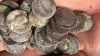 Koin langka zaman romawi ditemukan di sebuah sawah di Inggris (foto: SWNS)