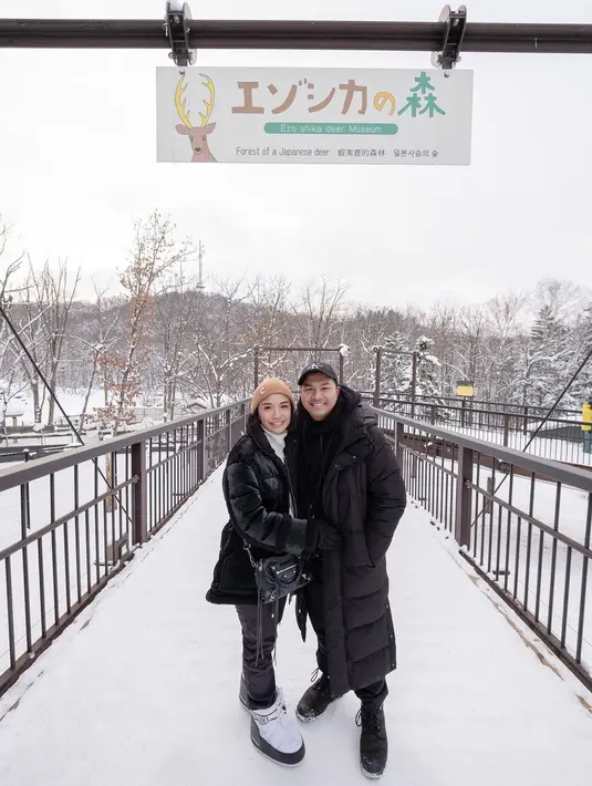 Berkunjung ke Hokkaido-Sapporo yang penuh hamparan salju, Chelsea Olivia dan Glenn Alinskie kompak kenakan puffer coat serba hitam untuk tetap hangat. [@chelseaoliviaa]