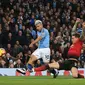 Sergio Aguero membobol gawang Manchester United. (AFP/Lindsey Parnaby)