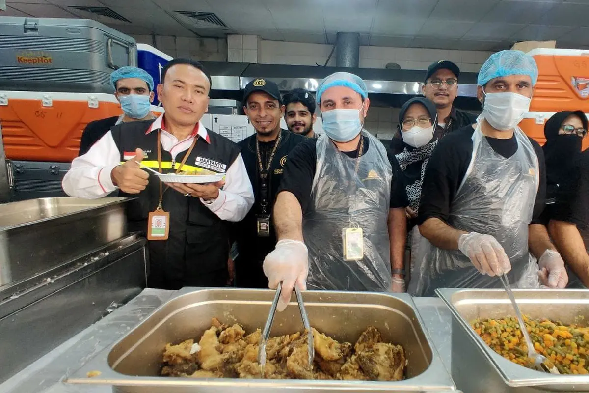 Melihat kondisi dapur katering untuk jemaah haji Indonesia yang tiba di Tanah Suci melalui Bandara Internasional King Abdul Aziz, Jeddah, Arab Saudi.