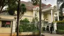 Suasana salah satu rumah tersangka kasus korupsi e-KTP Setya Novanto yang terletak di Jalan Gedung Pinang PU 10-11, Pondok Indah, Jakarta, Senin (20/11). Di kawasan tersebut, Setnov juga memiliki rumah di Jalan Kartika. (Liputan6.com/Immanuel Antonius)