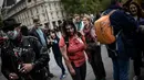 Penggemar film horor menggunakan riasan zombie saat mengikuti acara Zombie Walk di Place de la Republique, Paris, Sabtu (12/10/2019). Sejak 2008, acara Zombie Walk digelar untuk orang-orang yang terobsesi dengan mayat hidup. (Martin BUREAU / AFP)