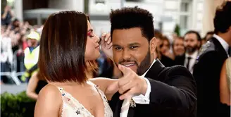 Sejak pertama dikabarkan menjalin hubungan, Selena Gomez dan The Weeknd memang selalu memamerkan kemesraannya. Namun, untuk tampil di depan publik baru pertama kali dilakukan keduanya. (AFP/Bintang.com)
