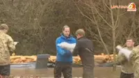 [VIDEO] Pangeran William-Harry Angkut Karung Pasir Banjir Inggris