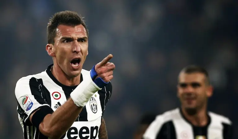 Striker Juventus Mario Mandzukic merayakan gol ke gawang Atalanta pada laga Serie A di Juventus Stadium, Turin, Sabtu (3/12/2016). (AFP/Marco Bertorello)