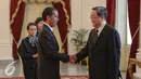 Presiden Joko Widodo berjabat tangan dengan Ketua Parlemen Tiongkok Yu Zhengsheng di Istana Merdeka, Jakarta, Senin (27/7/2015). Kedatangan Yu Zhengsheng untuk membahas investasi Tiongkok dan kerja sama di bidang kelautan. (Liputan6.com/Faizal Fanani)