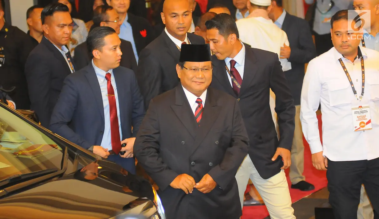 Capres nomor urut 02 Prabowo Subianto saat tiba di lokasi debat keempat Pilpres 2019 yang diselenggarakan KPU di Hotel Shangri-La, Jakarta, Sabtu (30/3). Debat dimoderatori Retno Pinasti dan Zulfikar Naghi. (Liputan6.com/AnggaYuniar)