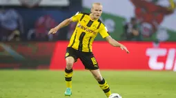 Gelandang Borussia Dortmund, Sebastian Rode menguasai bola saat menghadapi RB Leipzig pada laga Liga Jerman 2016/2017 di Leipzig (10/9/2016). Sebastian Rode yang akan menjalani musim terakhirnya bersama Eintracht Frankfurt setelah memutuskan akan pensiun akhir musim 2023/2024, tercatat pernah menjadi bagian Bayern Munchen selama dua musim pada 2014/2015 dan 2015/2016. Pada awal musim 2016/2017 ia hijrah ke Borussia Dortmund dan bertahan hingga 2018/2019. (AFP/Robert Michael)