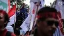 Peserta demo berorasi saat menggelar aksi di depan kantor Kementerian BUMN, Jakarta, Senin (31/7). Mereka menuntut evaluasi yang melibatkan kerja sama antara PT. JICT, PT Pelindo II dan Hutchison Port Holding. (Liputan6.com/Faizal Fanani)