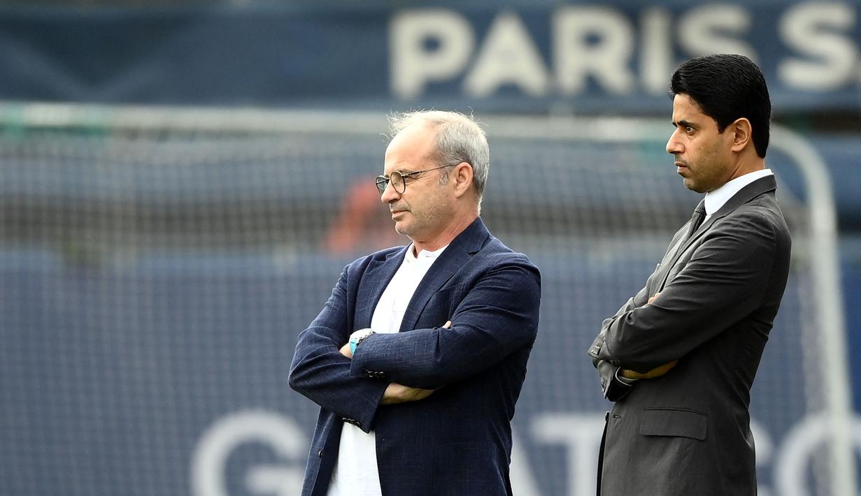 Presiden PSG Nasser Al-Khelaifi dan manajer Luis Campos memantau langsung sesi latihan Neymar dan kawan-kawan jelang hadapi Juventus di Liga Champions. (AFP/Frank Fife)