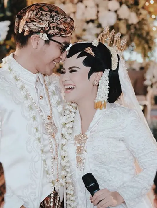Serangkaian acara sakral yang diabadikan diunggah Mytha dua hari setelah dirinya resmi menjadi istri dari Barry. Di beberapa foto yang diunggah, Mytha menuliskan caption yang sama, yakni “Mr Barry & Mrs Mytha”. (Instagram/mytha_lestari)