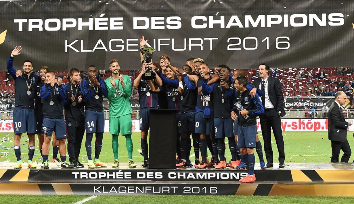Gelar Piala Super Prancis ini adalah gelar pertama PSG bersama pelatih Unai Emery di Stadion Worthersee, Klagenfurt, Minggu (7/8/2016) dini hari WIB. (AFP/Boris Horvat)