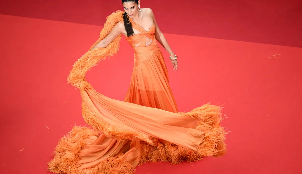 Sara Sampaio mencuri perhatian dengan pakaia yang menakjubkan menampilkan potongan di perutnya dan kereta dramatis, yang mengikutinya ke karpet merah. (AFP/Loic Venance)