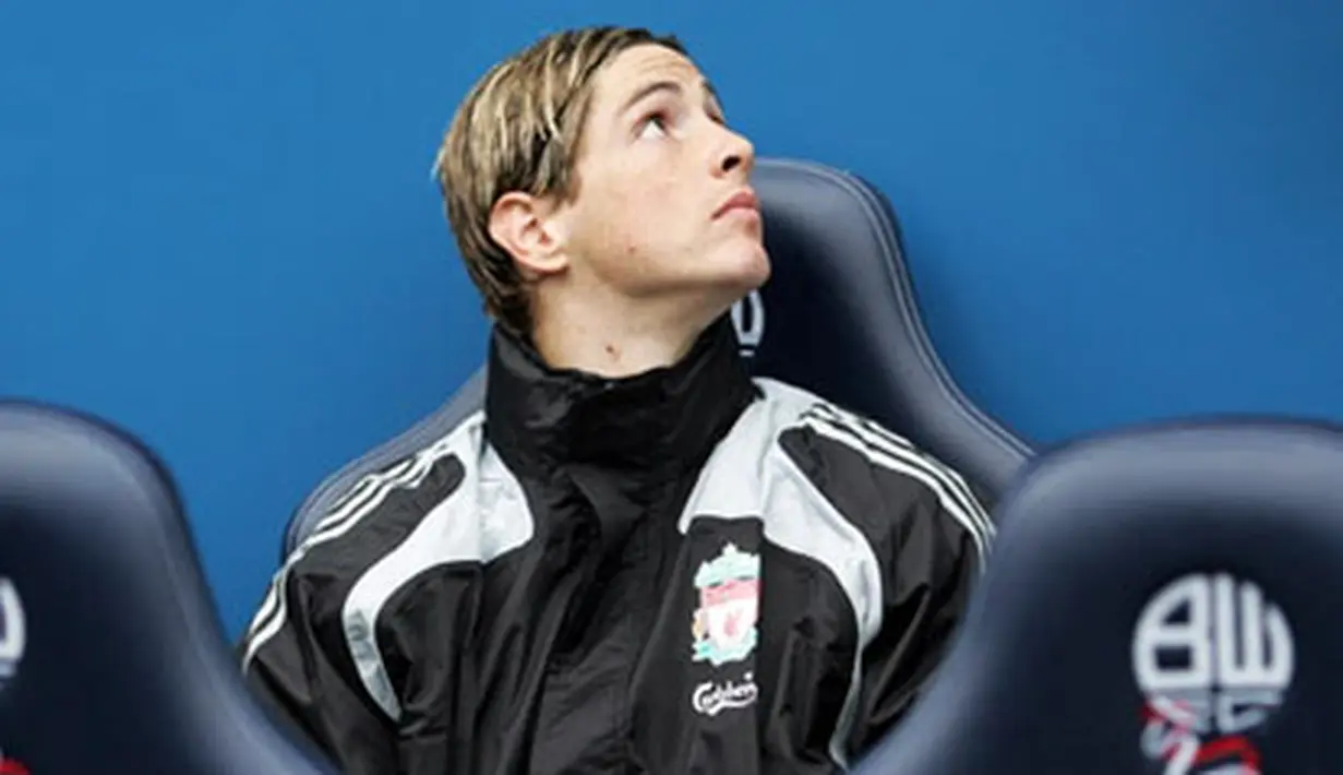 Liverpool's forward Fernando Torres takes his seat on the bench before they took on Bolton Wanderers in their English Premier League match at Reebok Stadium in Bolton, on November 15, 2008. AFP PHOTO/PAUL ELLIS