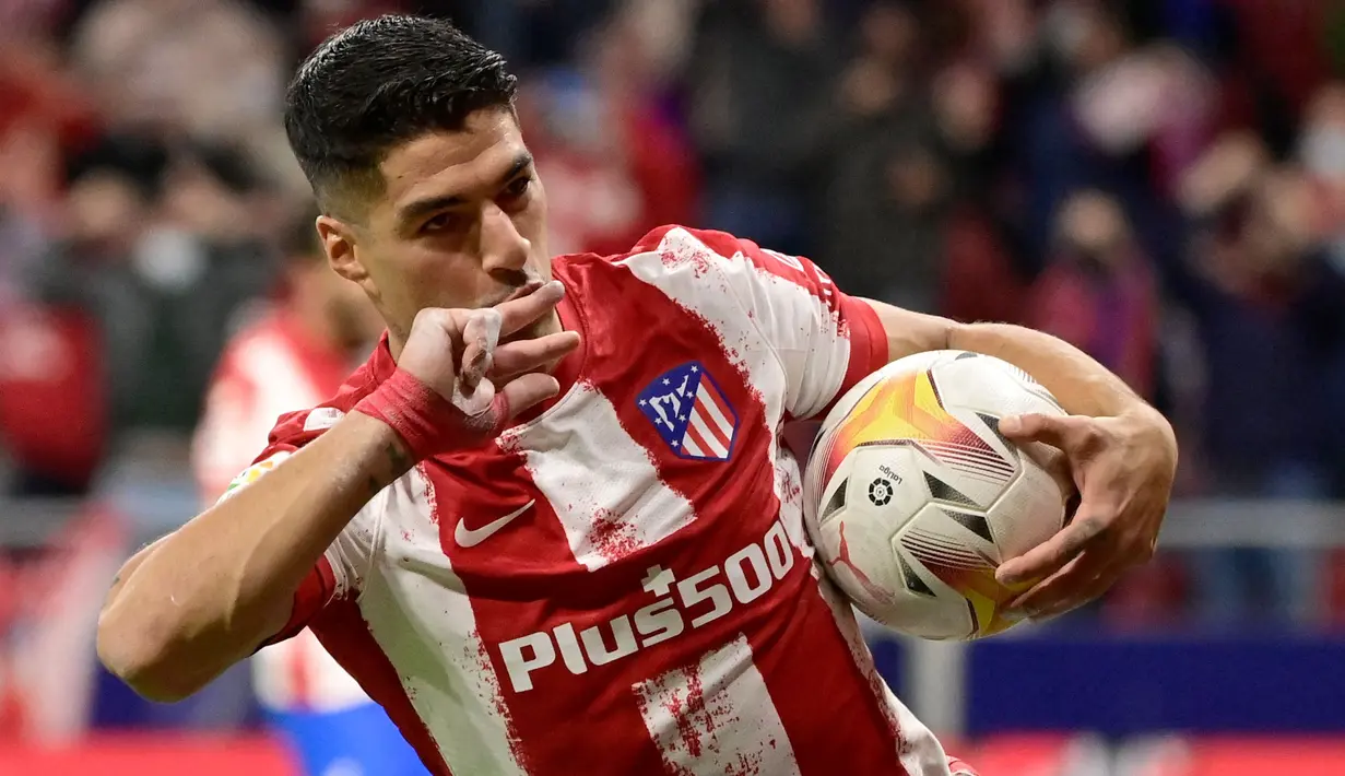 Luis Suarez. Striker asal Uruguay ini dipinang Barcelona dari Liverpool pada awal musim 2014/2015. Usai 6 musim dengan meraih total 13 trofi, awal 2020/2021 ia didepak Ronald Koeman karena dinilai terlalu tua. Ia pun membalasnya dengan gelar LaLiga bersama Atletico Madrid. (AFP/Javier Soriano)