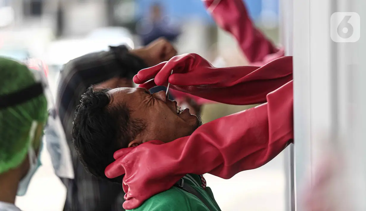 Warga mengikuti tes usap (swab test) COVID-19 di GSI Lab (Genomik Solidaritas Indonesia Laboratorium), Cilandak, Senin (19/10/2020). Pemprov DKI dan DPRD DKI Jakarta berencana mengatur sanksi denda Rp 5juta bagi warga yang menolak rapid test maupun swab test atau tes PCR (Liputan6.com/Faizal Fanani)