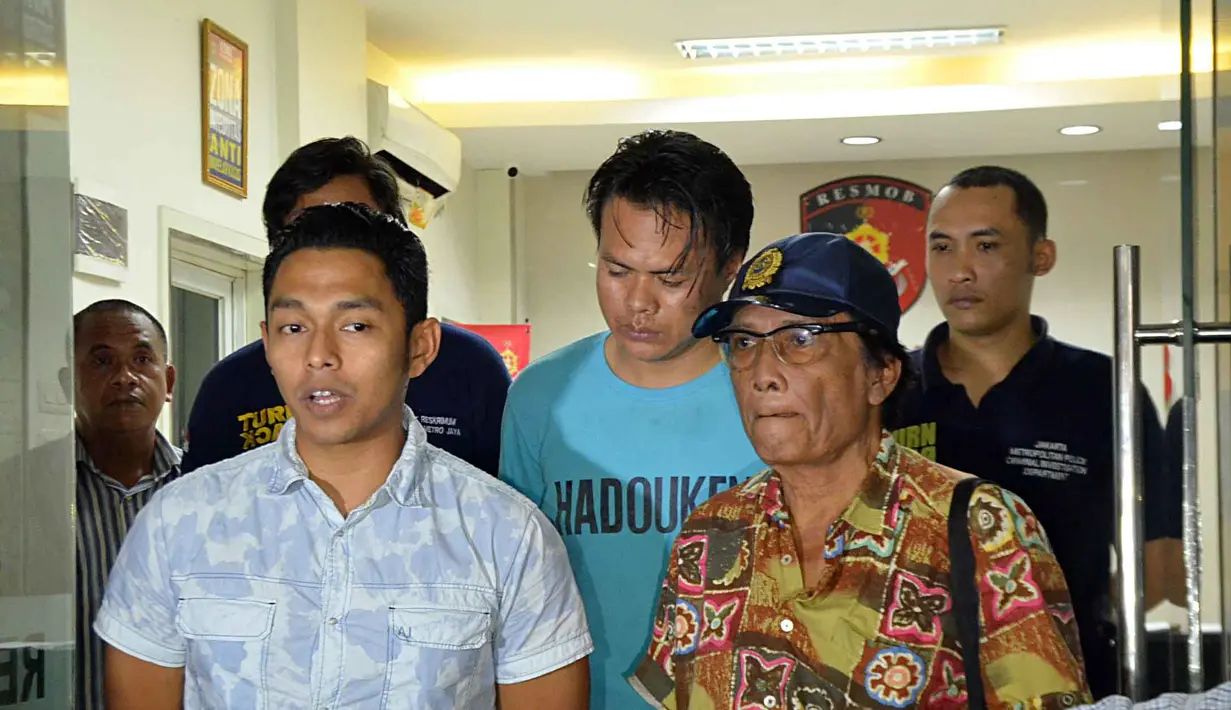 Polisi terus memanggil para artis terkait senjata api milik Gatot Brajamusti. Artis yang dipanggil yang ikut terlibat dalam pembuatan film yang di garap Aa Gatot, alias Gatot Brajamusti. Kemarin Torro Margen. (Nurwahyunan/Bintang.com)