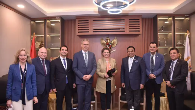 Wakil Ketua DPR RI Rachmat Gobel melakukan pertemuan bilateral dengan Vice President of European Parliament Nicola Getrund Ruth Beer.