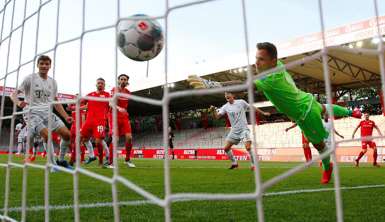 Bek Bayern Munchen, Benjamin Pavard, mencetak gol ke gawang Union Berlin pada laga Bundesliga  di Alte Foersterei, Minggu (17/5/2020). Bayern Munchen menang 2-0 atas Union Berlin. (AFP/Hannibal Hanschke)