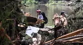 Anggota tim pencari dan penyelamat mencari orang-orang di dekat Camp Mystic, tempat di mana sedikitnya 20 anak perempuan hilang setelah banjir bandang di Hunt, Texas, Amerika Serikat pada 5 Juli 2025. (RONALDO SCHEMIDT/AFP)