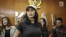 Tyas Mirasih usai memberi keterangan terkait dugaan tuduhan penculikan anak bernama Amadine Cattleya di Gedung KPAI, Jakarta, Jumat (16/3). Aktris 30 tahun ini dikabarkan membawa kabur Amadine Cattleya. (Liputan6.com/Faizal Fanani)
