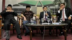 Ketua DPR Setya Novanto (kedua kanan) saat jumpa pers di Kompleks Parlemen, Senayan, Jakarta, Rabu (30/9). Jumpa pers itu seusai rombongan pimpinan DPR melakukan kunjungan ke Arab Saudi selama 12 hari, atas undangan Raja Salman. (Liputan6.com/Johan Tallo)