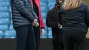 Pangeran William dan Kate Middleton berbincang dalam kunjungan mereka ke markas klub sepakbola Aston Villa di Birmingham, Rabu (22/11). Kedatangan mereka dalam rangka ikut serta membangun proyek masa depan sepakbola Inggris. (AP Photo/Pool)