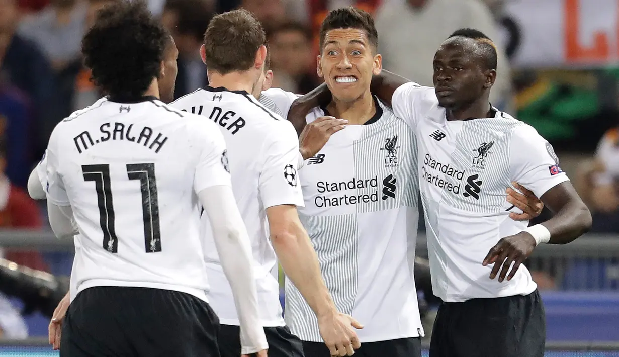 Striker Liverpool Sadio Mane (kanan) melakukan selebrasi dengan rekanya usai mencetak gol ke gawang AS Roma dalam pertanding semifinal Liga Champions di Stadion Olimpico, Roma (2/5). (AP Photo/Andrew Medichini)