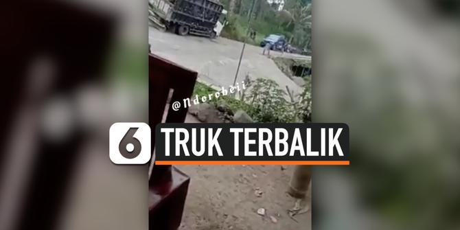 VIDEO: Truk Pembawa Batu Terbalik Akibat Kelebihan Muatan