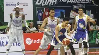 CLS Knights Surabaya membuka peluang ke final IBL 2017 setelah memenangi laga pertama babak semifinal Divisi Merah kontra Satria Muda. (Bola.com/Fahrizal Arnas)