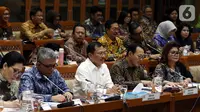 Menteri Kesehatan Terawan Agus Putranto (tengah) dan Dirut BPJS Kesehatan Fachmi Idris (kedua kanan) saat rapat dengar pendapat dengan Komisi IX DPR di Kompleks Parlemen, Jakarta, Selasa (5/11/2019). Rapat membahas polemik kenaikan iuran BPJS Kesehatan. (Liputan6.com/JohanTallo)