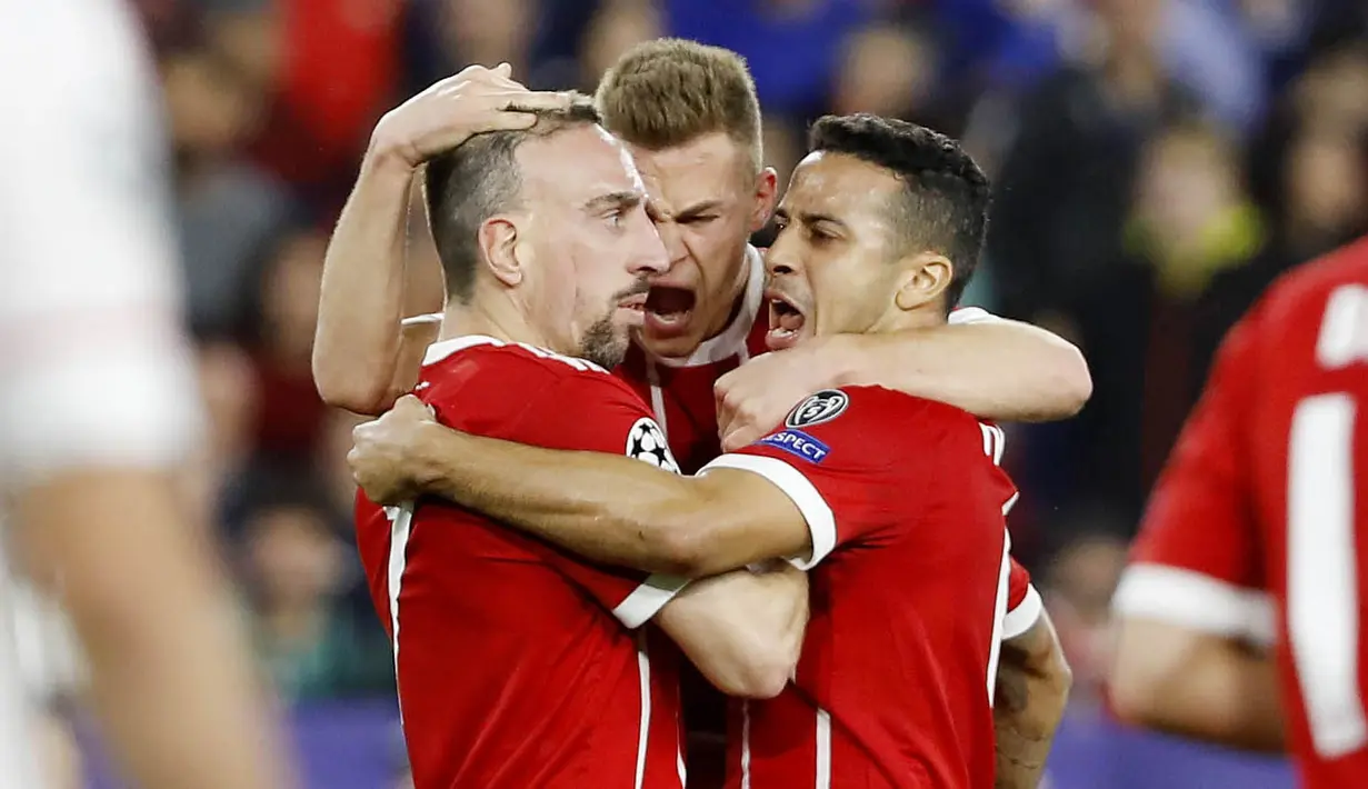 Para pemain Bayern Munchen merayakan gol yang dicetak oleh Franck Ribery pada laga Liga Champions di Stadion Sanchez Pizjuan, Selasa (3/4/2018). Bayern Munchen menang 2-1 atas Sevilla. (AP/Miguel Morenatti)