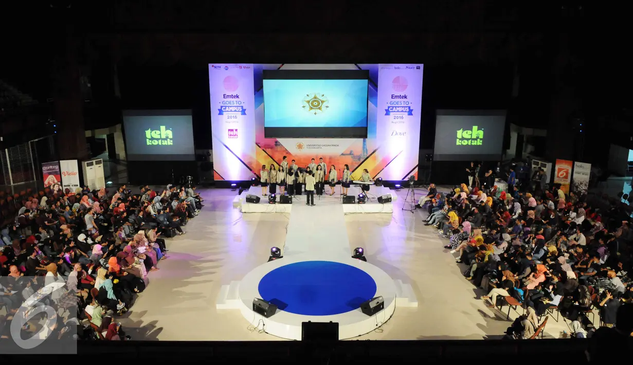 Para perwakilan mahasiswa UGM bersiap untuk mengisi acara diatas panggung saat EGTC 2016 di Universitas Gadja Mada, Yogyakarta, Rabu (2/10). Emtek Goes to Campus 2016 kali ini juga menghadirkan Menlu Retno Marsudi. (Liputan6.com/Helmi Affandi)