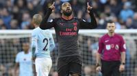 Striker Arsenal, Alexandre Lacazette, merayakan gol ke gawang Manchester City pada laga Premier League di Stadion Ettihad, Manchester, Minggu (5/11/2017). City menang 3-1 atas Arsenal. (AP/Martin Rickett)