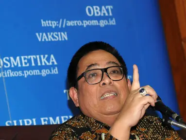 Plt Kepala Badan BPOM, Bahdar Johan H memberikan keterangan terkait temuan vaksin palsu di Gedung BPOM, Jakarta, Selasa (28/6). BPOM meminta maaf atas luputnya pengawasan salah satu produk kesehatan tersebut. (Liputan6.com/Helmi Fithriansyah)