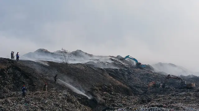 Hari ke-9 Kebakaran TPA Jatiwaringin, Api Belum Padam
