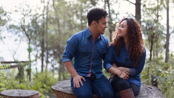 menggenggam tangan couple romantis