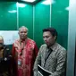 Tim Hukum PDI Perjuangan yang terdiri dari I Wayan Sudirta (kiri) dan Teguh Samudera (tengah) menyambangi kantor Dewan Pers di Jalan Kebon Sirih, Jakarta Pusat, Jumat (17/1/2020). (Merdeka.com/Ahda Bayhaqi)