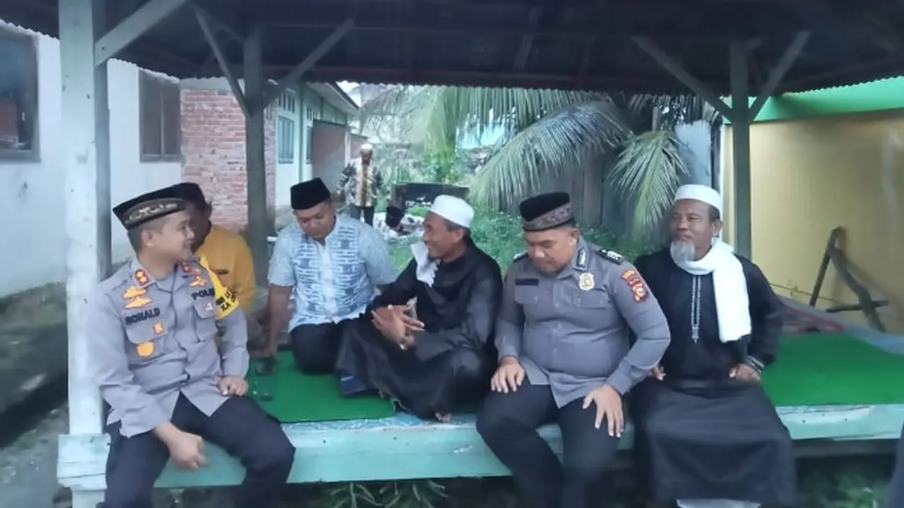 Kapolres Kampar AKBP Ronald Sumaja duduk santai bersama pemuka adat, tokoh agama dan tokoh masyarakat membicarakan Pemilu 2024 agar berjalan lancar.