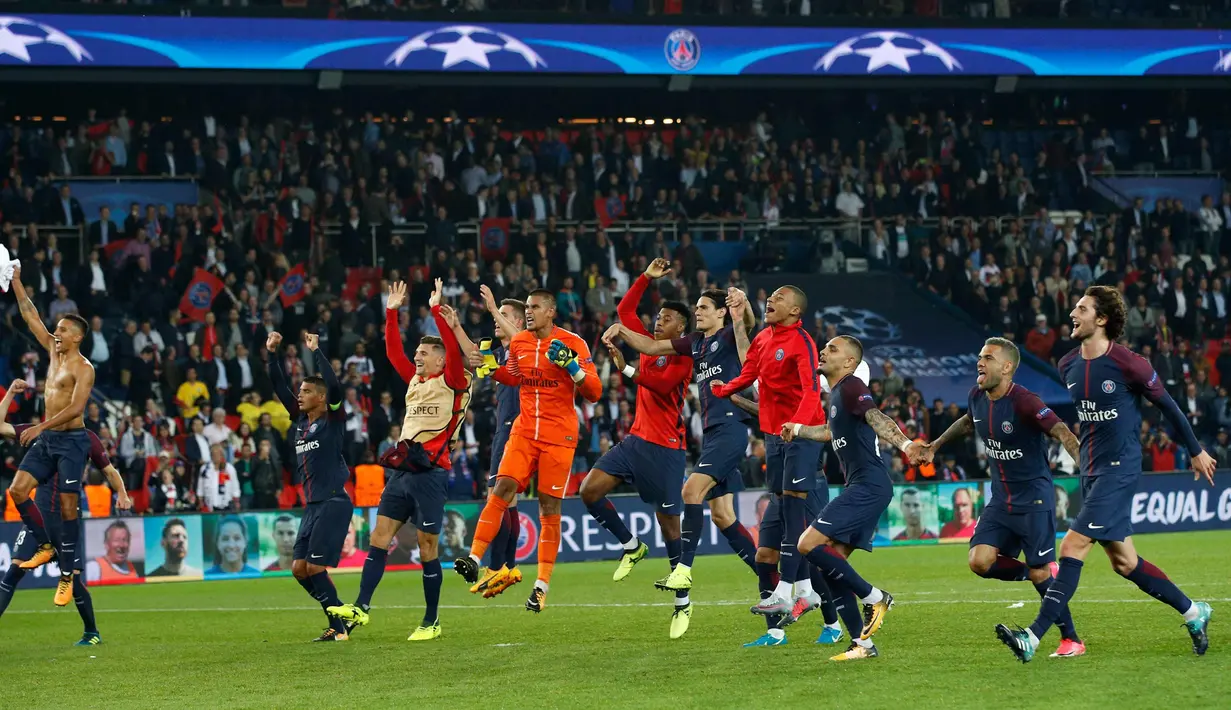  Para pemain PSG melakukan selebrasi merayakan kemenangan usai pertandingan melawan Bayern Munchen pada grup B Liga Champions di stadion Parc des Princes di Paris, Prancis (27/9). PSG menang telak 3-0 atas Munchen. (AP Photo/Christophe Ena)