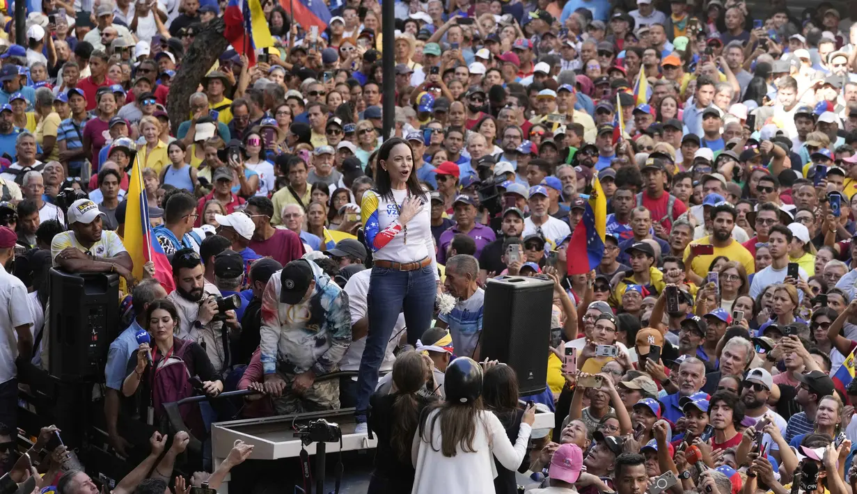 Dalam sambutannya, Ketua Komite Nobel, Jorgen Watne Frydnes menyebut Maria Corina Machado sebagai sosok pejuang perdamaian yang berani dan berkomitmen. Tampak dalam foto ketika pemimpin oposisi Maria Corina Machado berdiri di hadapan para pendukungnya dalam protes menentang Presiden Nicolas Maduro sehari sebelum pelantikannya untuk masa jabatan ketiga, di Caracas, Venezuela, Kamis, 9 Januari 2025. (AP Photo/Ariana Cubillos)
